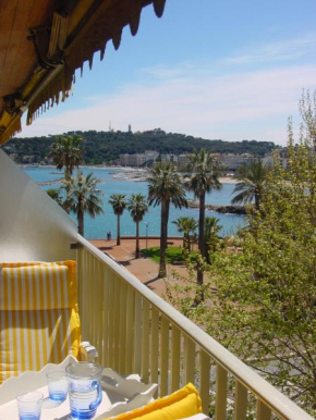 STUDIO STANDING BORD DE MER ET VUE